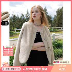 雪地的白皮小狐狸