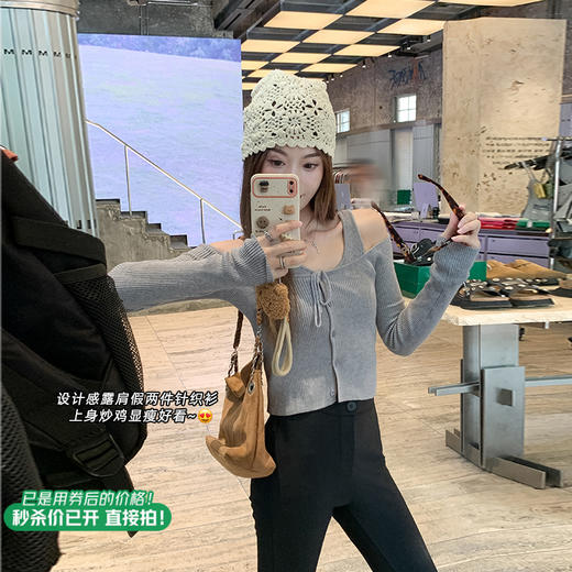 <曾小咸推荐>新品现货秒杀！卖完下架不再补 ！微信粉丝打折价！！2色假两件露肩针织衫 日常159.99 立减90 秒杀69.99！！ 商品图2