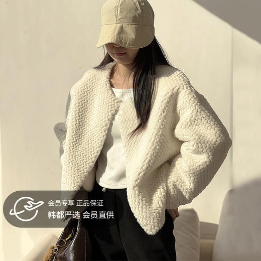 【FEIMI妃秘 小香风仿水貂外套】保暖又不显臃肿 触感滑糯 毛质蓬松 宽松短款版型 穿出小蛮腰 商品图0