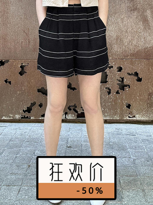 TYNVIE 黑色条纹褶皱细节微风轻质短裤 商品图0