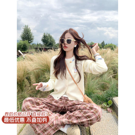 <曾小咸推荐>现货秒杀！微信超特价！温柔风刺绣设计针织开衫 日常179.99 立减90 秒杀89.99！咖粉色休闲裤秒杀89.99！ 商品图1