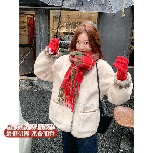 <曾小咸推荐> 现货秒杀！微信超特价！白杏色羊羔毛拼接格子外套 日常259.99 立减110 秒杀149.99！ 商品图1