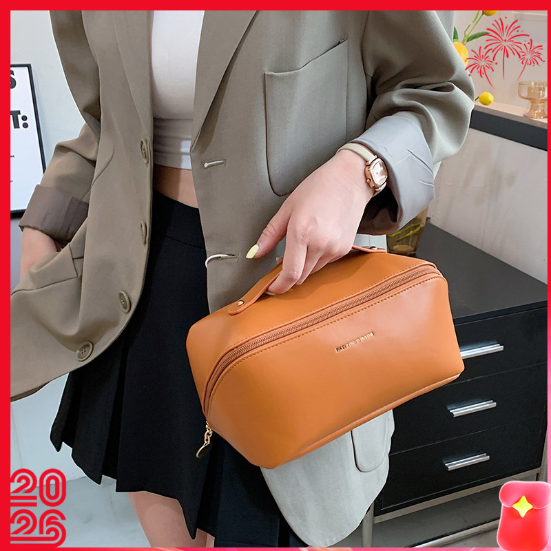 【PU便携手提化妆包】随时化妆无压力。洗漱包和风琴枕头设计，轻松整理收纳物品。出门旅行，一个化妆包就够了！