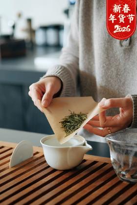 【25年西湖龙井明前头采】今天西湖龙井终于开采了，今年确实是晚了好多。不过我们毕竟不打生长素，让茶芽慢慢生长，自己喝更放心 茶叶绿茶