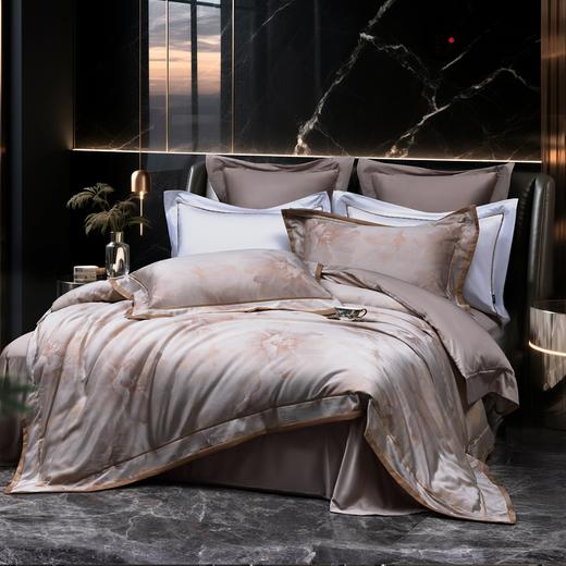 多喜爱 60S全棉色织提花四件套·朵苏 【60S长绒棉】【色织提花】【三方拼边工艺】【宽边枕套】【礼箱包装】轻奢品质 柔润丝光 高支高密 花型立体 双面设计 商品图0