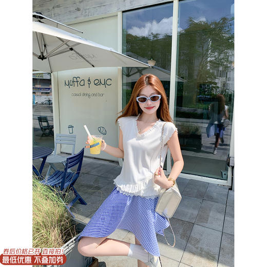 【110元任选2件】最后一波现货！韩系木耳边V领设计T恤 商品图0