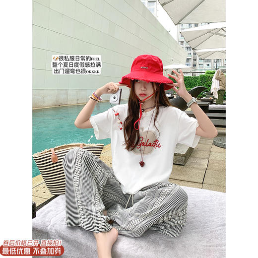 <曾小咸推荐>现货秒杀！卖完不补 ！微信打折价！苹果印花短袖T恤 日常129.99/件 立减70 秒杀59.99/件！！休闲宽松黑白格子高腰休闲裤 日常159.99 立减80 秒杀79.99！ 商品图0