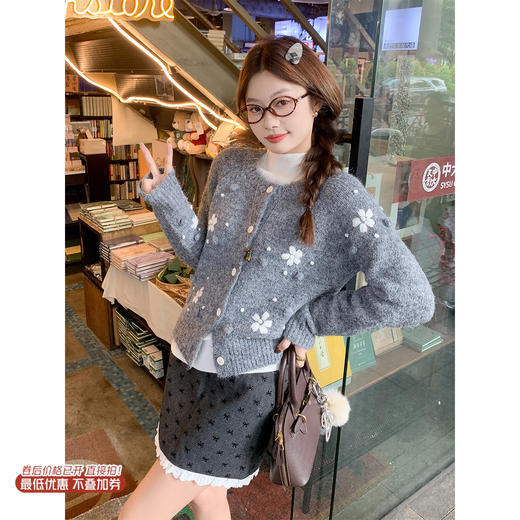 <曾小咸推荐>现货秒杀 ！微信超特价！韩系花朵绣花短款毛衣 日常219.99 立减90 秒杀129.99！！ 蝴蝶结花边半裙秒杀69.99！！ 商品图0