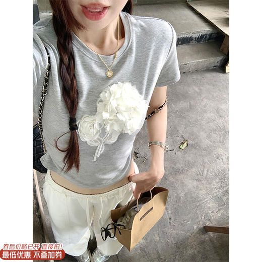【110元任选2件】最后一波现货！立体花朵修身短袖Ｔ恤 商品图0
