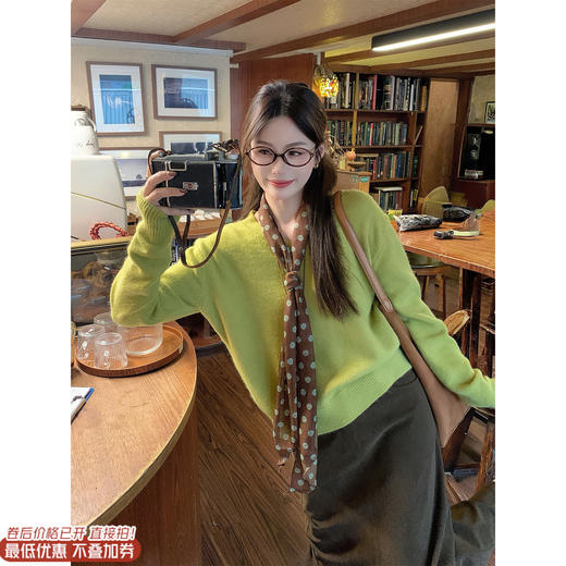 <曾小咸推荐>现货秒杀 ！微信超特价！ 复古V领毛衣（不含丝巾） 日常149.99 立减60 秒杀89.99！！ 商品图0