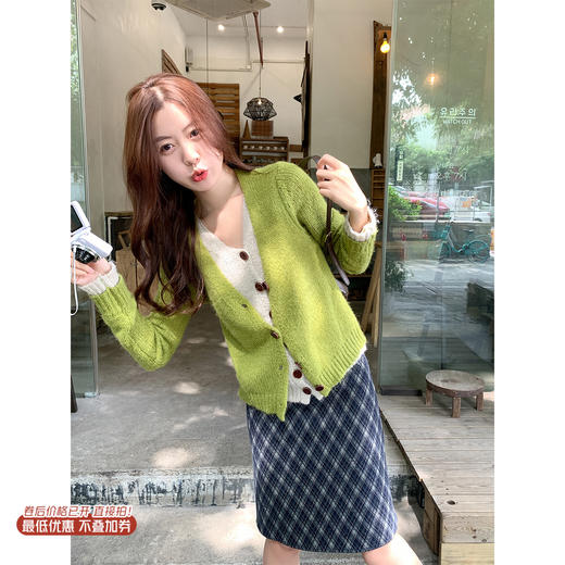 <曾小咸推荐>现货秒杀 ！微信超特价！撞色v领假两件毛衣 日常199.99 立减90 秒杀109.99！！ 商品图0