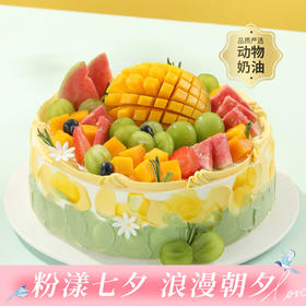 【芒芒盛夏】夏日缤纷鲜果蛋糕，大块鲜切芒果堆顶，搭配脆嫩爆汁的青提、清甜芭乐与草莓，柔滑奶油裹着满溢果香，每一口都是鲜活的夏天（武汉幸福西饼蛋糕）