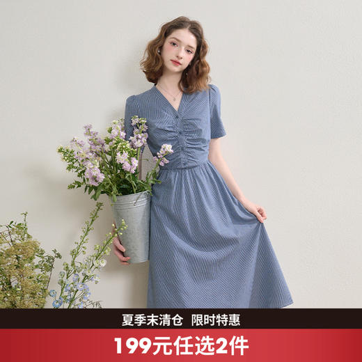 西遇V领格子连衣裙女秋季收腰显瘦抽褶设计感长裙V2551112 商品图0