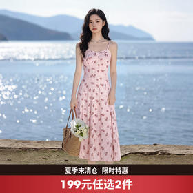 西遇粉色碎花吊带连衣裙女2026春季新款温柔风浪漫印花中长大摆裙E0060178