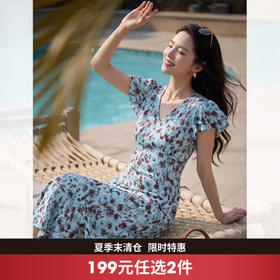 西遇蓝色碎花V领连衣裙女2026夏季新款荷叶边收腰显瘦雪纺鱼尾裙SS060656