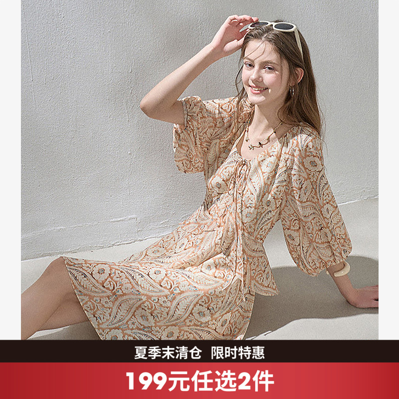 西遇复古印花连衣裙女2026秋季新款V领抽绳七分灯笼袖度假风短裙SS060748